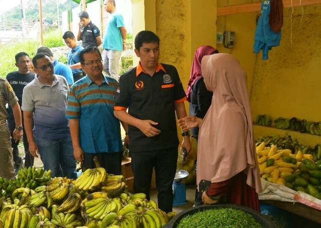 Walikota Sawahlunto Deri Asta saat meninjau pasar.
